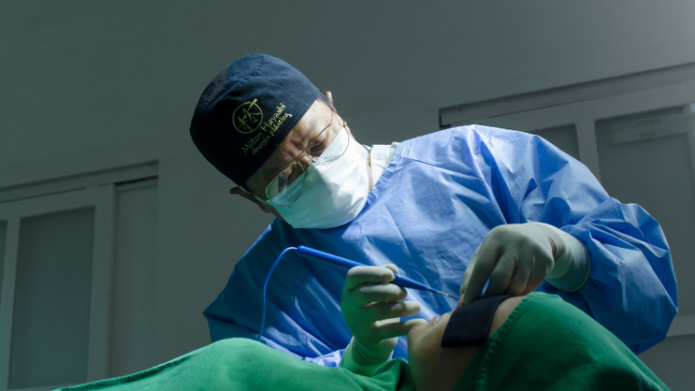 Quais são os mais recentes avanços em microcirurgia para transplantes faciais? Dr. Milton Seigi Hayashi destaca como a microcirurgia vem ampliando segurança e precisão em transplantes faciais.