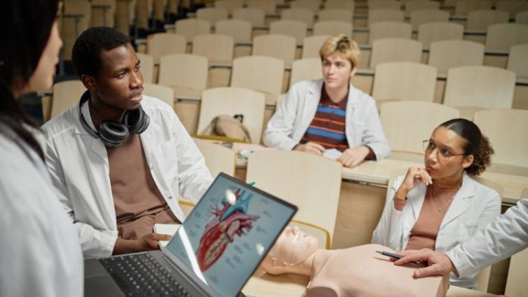O Desafio da Formação Médica no Brasil: Reflexos das Avaliações Recente O Desafio da Formação Médica no Brasil: Reflexos das Avaliações Recente