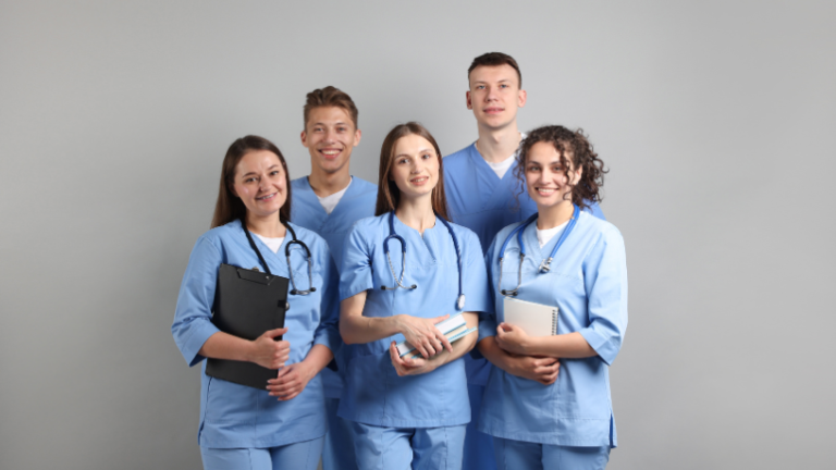 Novos cursos de medicina no Brasil: expansão do ensino superior e impactos na formação médica Novos cursos de medicina no Brasil: expansão do ensino superior e impactos na formação médica