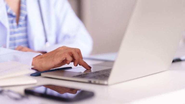 Digitalização da saúde e riscos operacionais: desafios invisíveis que exigem atenção imediata Digitalização da saúde e riscos operacionais: desafios invisíveis que exigem atenção imediata