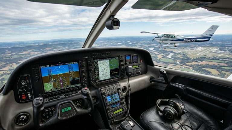 Comunicação em voo e espaço aéreo: fundamentos essenciais da aviação geral Wander Aguilera Almeida
