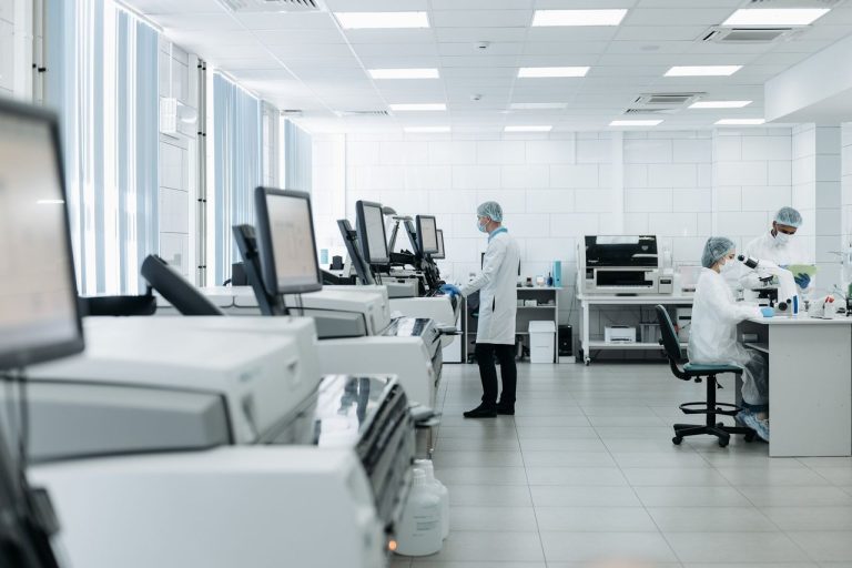 Pesquisa clínica da Vivaxin abre nova frente para combater a malária por Plasmodium vivax Pesquisadores trabalham em um laboratório equipado, realizando procedimentos científicos.